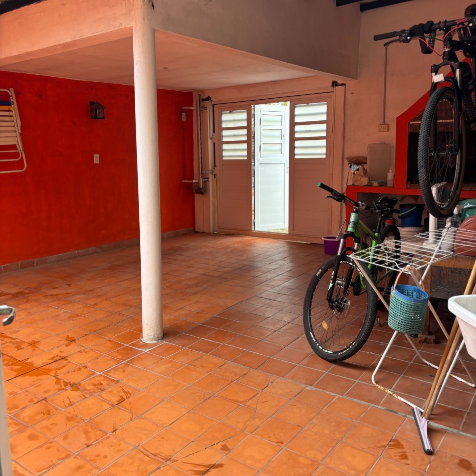 CASA 3 DORM Y COCHERA -  A. PALACIOS Y AV. DE LAS AMERICAS