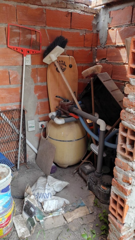 HERMOSA ESQUINA CON QUINCHO Y PILETA  SAUCE MONTRULL