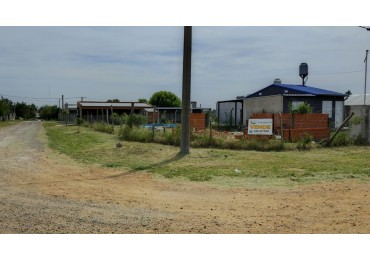 HERMOSA ESQUINA CON QUINCHO Y PILETA  SAUCE MONTRULL